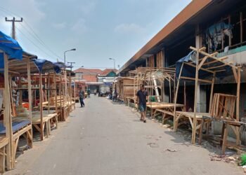 Relokasi Belum Jelas, Pedagang Jajakkan Dagangannya di Area Pasar Leuwiliang