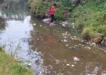 Diduga Tercemar Limbah Restoran, Sungai Ciesek Puncak Dipenuhi Sampah Plastik