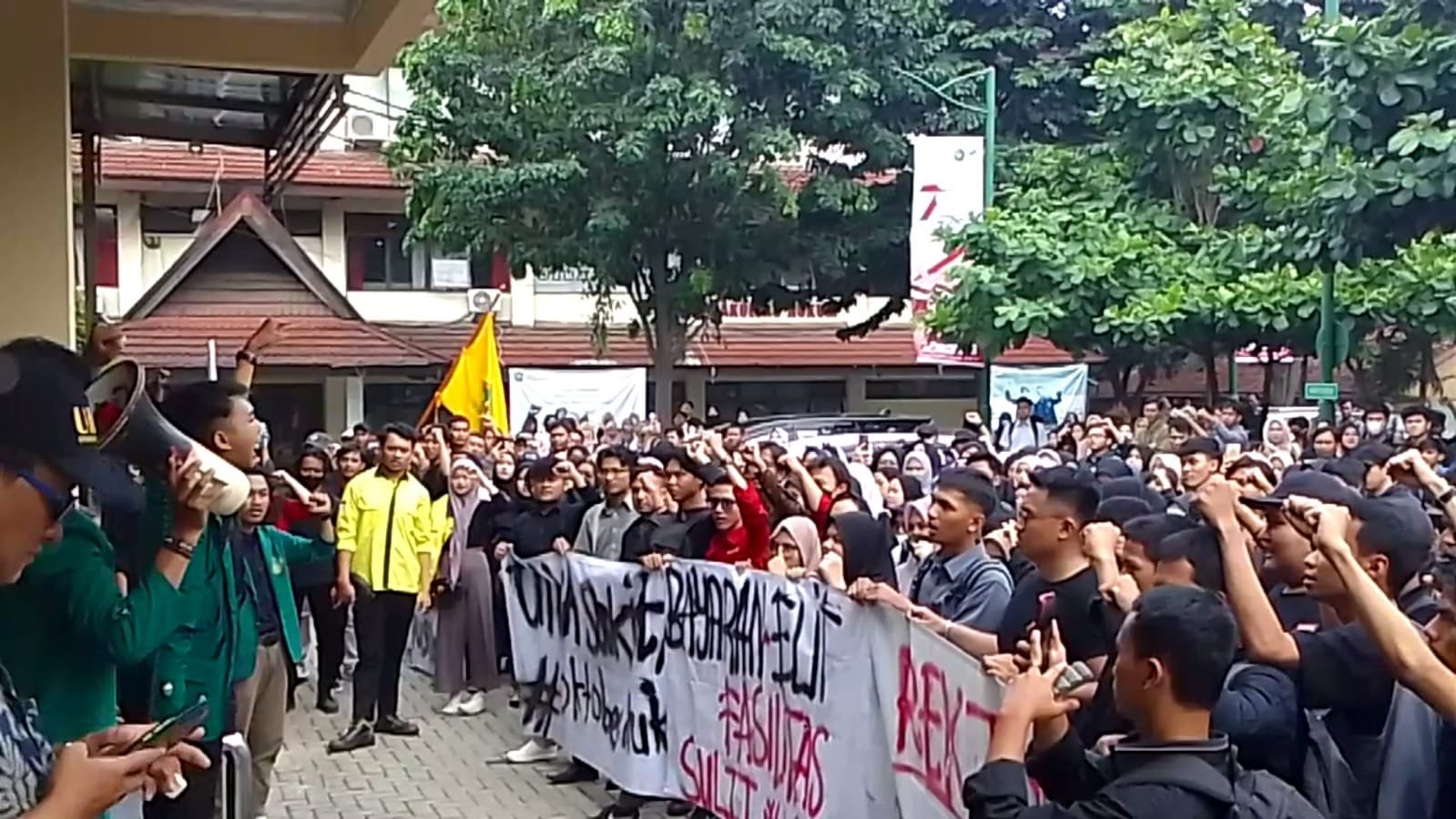 Buntut Kasus Dugaan Pelecehan Mahasiswi, BEM UIKA Gelar Aksi Unjuk Rasa ...