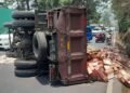 Tak Kuat Nanjak, Truk Bermuatan Keramik Terguling di Puncak