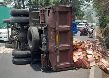 Tak Kuat Nanjak, Truk Bermuatan Keramik Terguling di Puncak