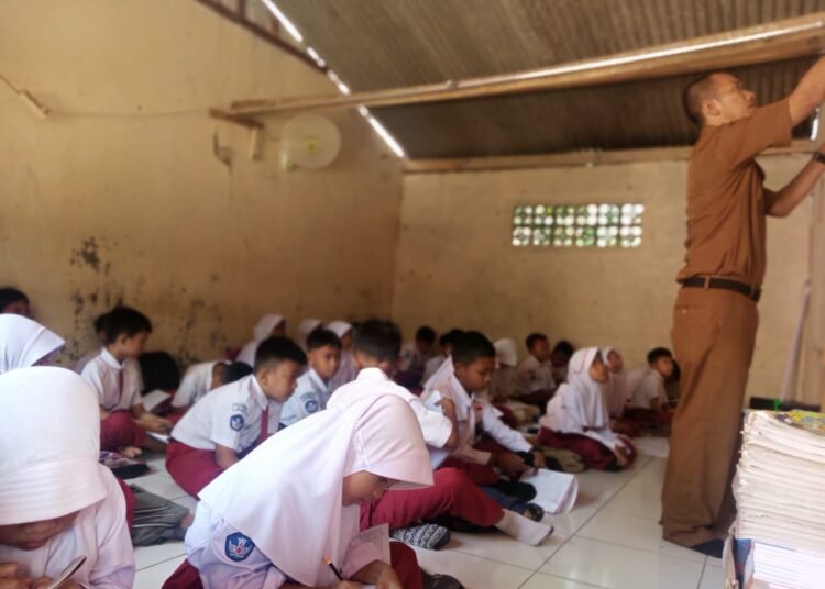 Sudah 2 Tahun Siswa SDN Cidokom 2 Belajar di Lantai, Pemcam Rumpin Kemana Saja?