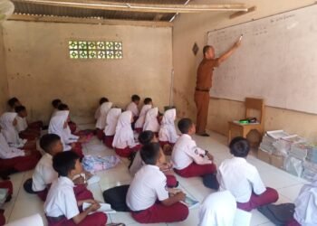 Miris, Siswa SDN Cidokom 2 Rumpin Harus Belajar di Lantai