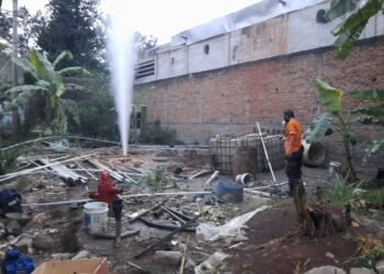Semburan Air Mengandung Gas Metan Gegerkan Warga Sukaraja