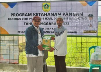 Demi Ketahanan Pangan, Desa Karehkel Leuwiliang Bagikan Bibit ke Petani