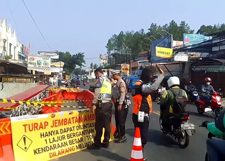 Longsor, Kendaraan Tonase Besar Dilarang Melintas Jembatan Cigudig Kota Bogor