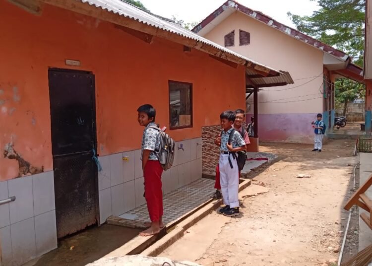 Hanya 1 WC untuk 350 Orang, Siswa SDN Kertajaya 04 Rumpin Terpaksa Buang Air Kecil ke Kebun?