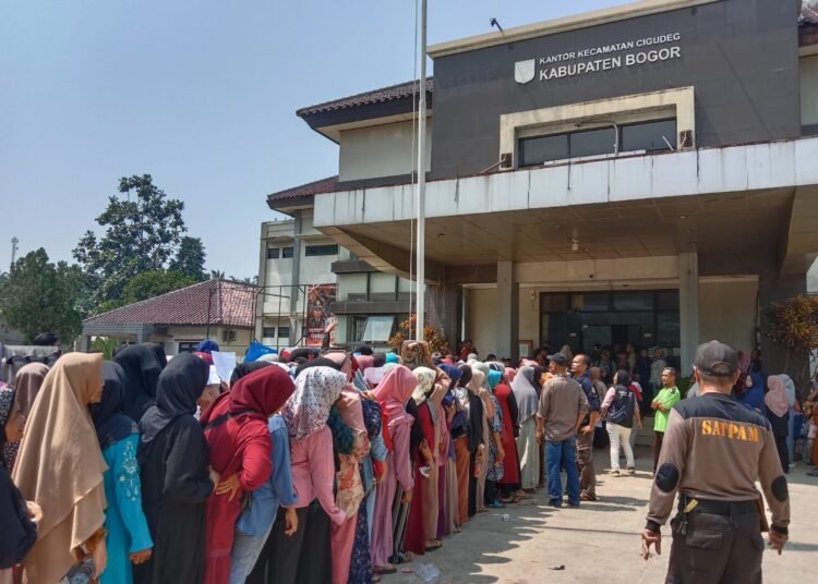Sedang Tidak Enak Badan, Warga Cigudeg Rela Antre Demi Rp600 Ribu dari Pemerintah