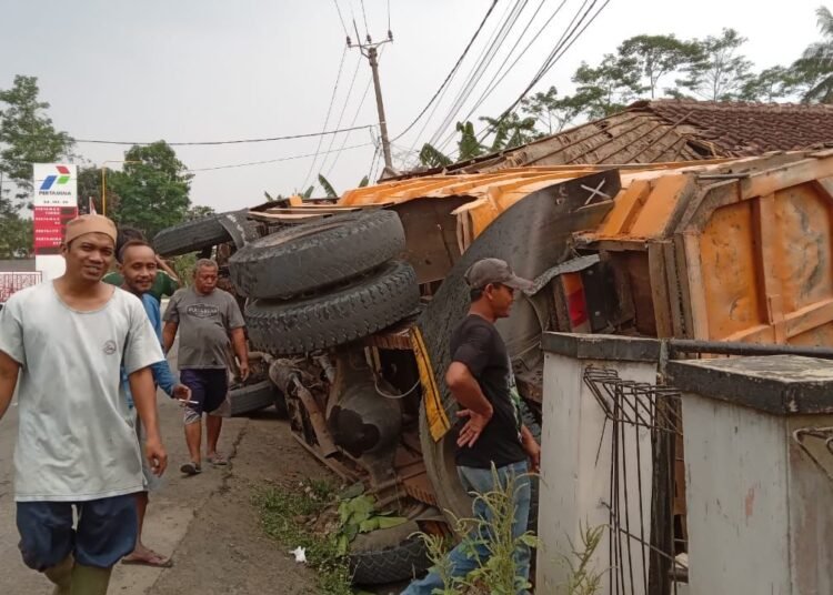 Tak Kuat Nanjak, Truk Tambang di Rumpin Hancurkan Rumah Warga