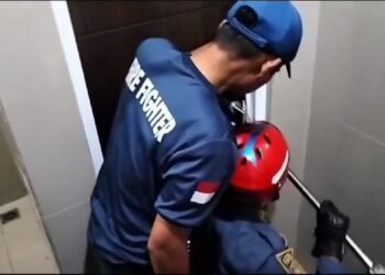 Petugas Damkar Evakuasi Mahasiswa yang Terjebak di Toilet