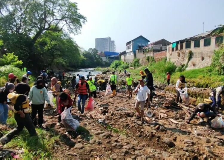 Hari Sumpah Pemuda, Pegiat Lingkungan Bebersih Sampah Sungai