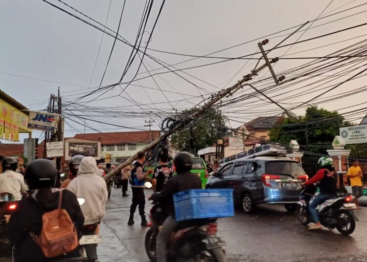 Tiang Listrik di Depan Kantor Kecamatan Ciomas Roboh hingga Menutup Jalan