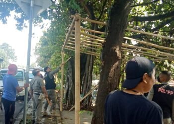 Jualan di Bahu Jalan dan Trotoar, PKL di Jembatan Cinta Ditertibkan