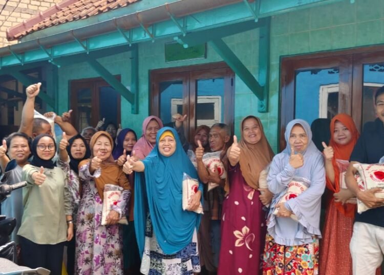 Harga Beras Naik, Ceu Atty Jual Seribu Rupiah Per Liter