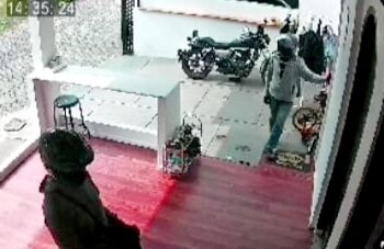 Terekam CCTV, Kawanan Maling di Pasir Kuda Nekat Beraksi di Siang Bolong