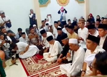 Sambangi Pondok Pesantren Al Falak Pagentongan, Ganjar Ziarah Ke Makam Abah Falak