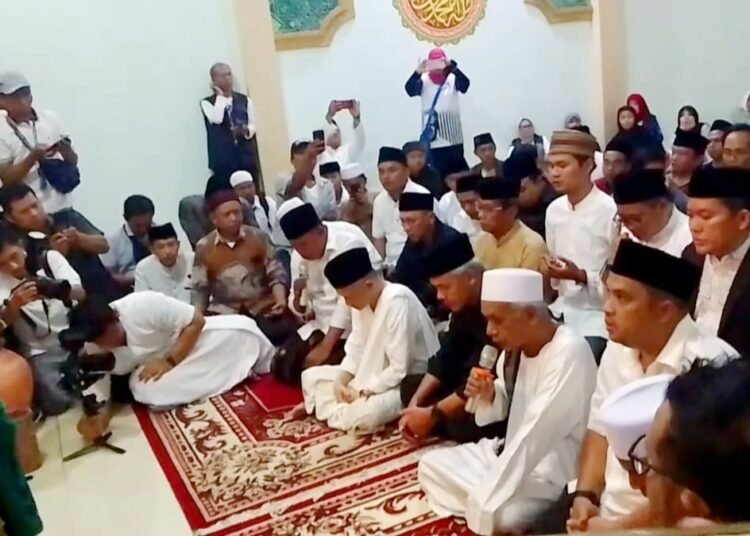 Sambangi Pondok Pesantren Al Falak Pagentongan, Ganjar Ziarah Ke Makam Abah Falak