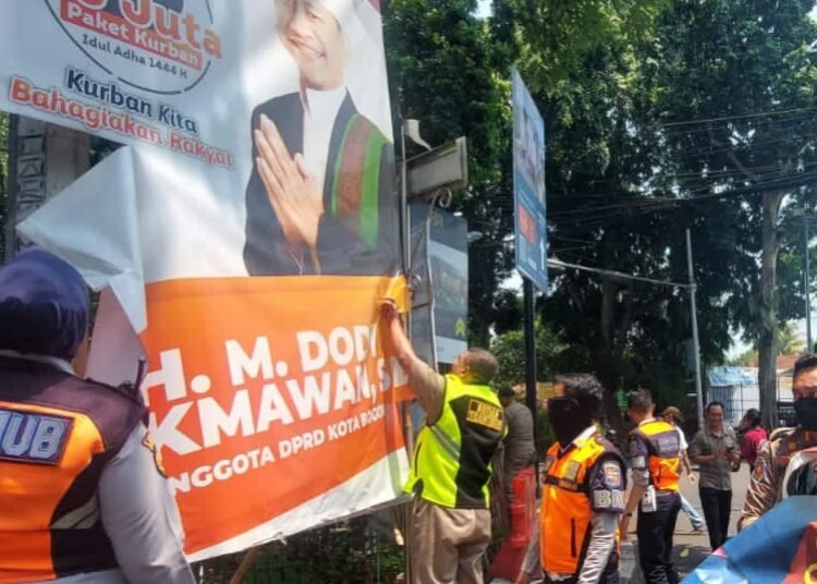 Petugas Gabungan Tertibkan APK di 3 Ruas Jalan Bogor Barat