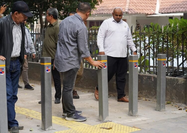 Disidak, Komisi III Temukan Tiang Pembatas Proyek Trotoar Jalan Ahmad Yani Gampang Copot