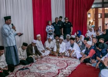 Anies Baswedan Silaturahmi ke Ponpes Al-Falak Pagentongan Disambut Ratusan Santri