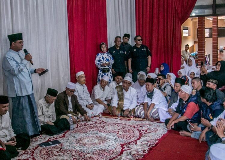 Anies Baswedan Silaturahmi ke Ponpes Al-Falak Pagentongan Disambut Ratusan Santri