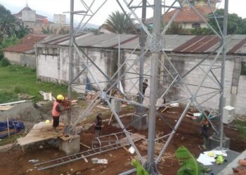 Warga Leuwisadeng Berang Pembangunan Tower Mepet dengan Rumahnya