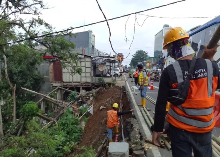 Diterjang Hujan Deras, Jalan Utama Tajur Kota Bogor Longsor