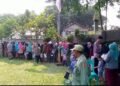Ratusan Warga Desa Cinangka Rela Antre Berjam-jam Demi Beras 10 Kilogram
