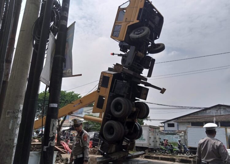 Tak Kuat Menahan Beban, Alat Berat Proyek Pembangunan di Jalan Mayor Oking Cibinong Terjungkal