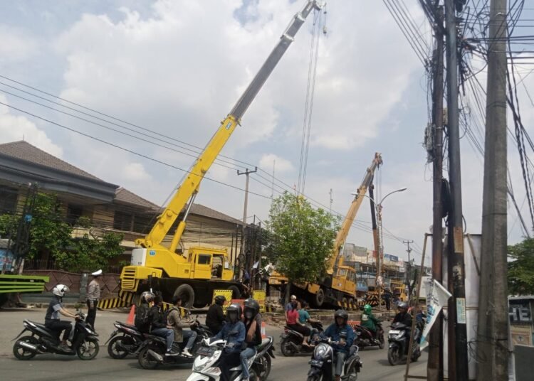 Polisi Ungkap Crane di Cibinong Coba Angkat Beban 11 Ton Sebelum Terjungkal