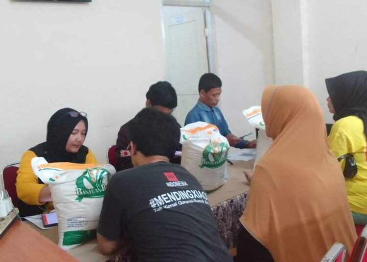 Kelurahan Harjasari Salurkan Bantuan Beras ke 5 Bagi 1.474 KPM