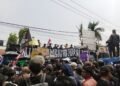 Banyak Korban, Warga Parungpanjang Desak Pemerintah Perbaiki Jalan Tambang