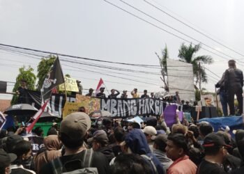 Banyak Korban, Warga Parungpanjang Desak Pemerintah Perbaiki Jalan Tambang