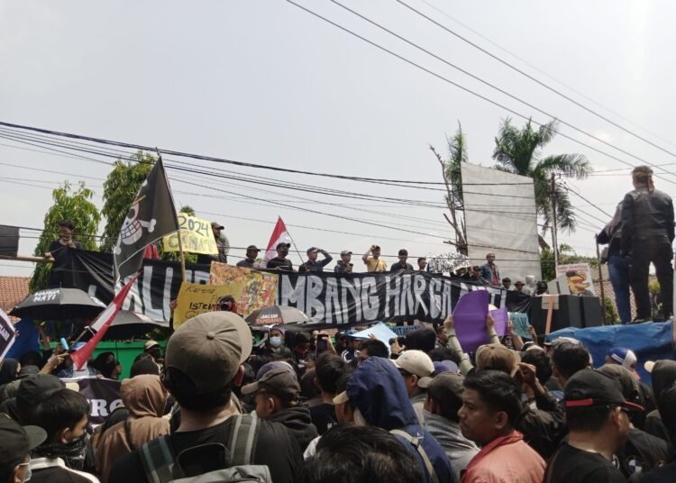 Banyak Korban, Warga Parungpanjang Desak Pemerintah Perbaiki Jalan Tambang