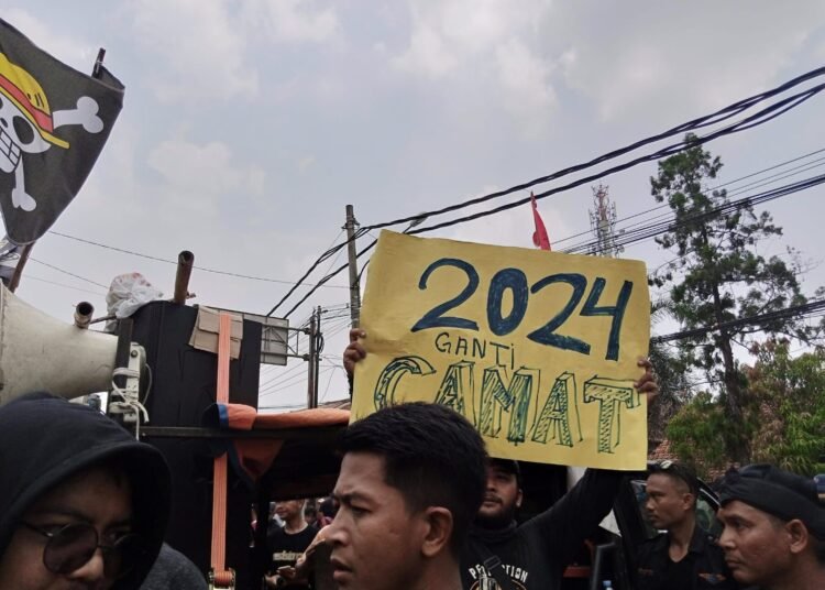 Kecewa Tak Ditemui, Camat Perungpanjang Jadi Bulan-bulanan Warga