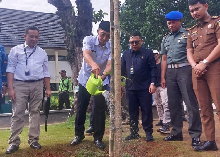 Kurangi Polusi Udara, Ramai-ramai Tanam Pohon di Alun-alun Kota Bogor