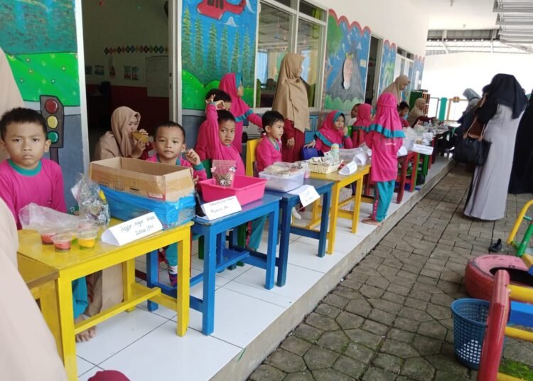 Tingkatkan Potensi Bisnis Anak, Siswa TK D’Jasmine Diajarkan Cara Berdagang Syariah