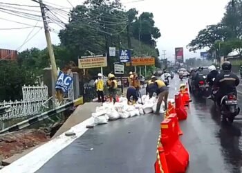 Hati-hati! Jalan Raya Puncak di Megamendung Amblas