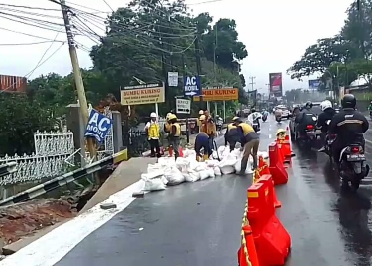 Hati-hati! Jalan Raya Puncak di Megamendung Amblas
