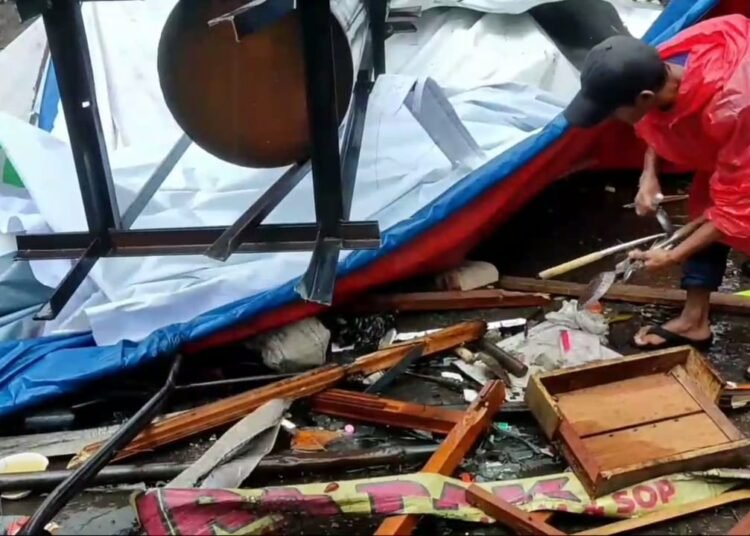 Cerita Penjual Sate Korban Selamat dari Robohnya Baliho Raksasa