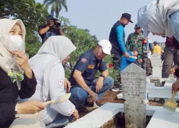 Sambut Hari Pahlawan, Wawalkot Bogor Bersama Elemen Masyarakat Mengecat Makam Pahlawan