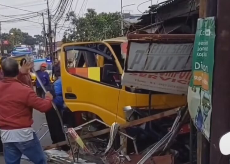 Hindari Kucing, Truk Sampah Tabrak 4 Kios di Cilendek Barat