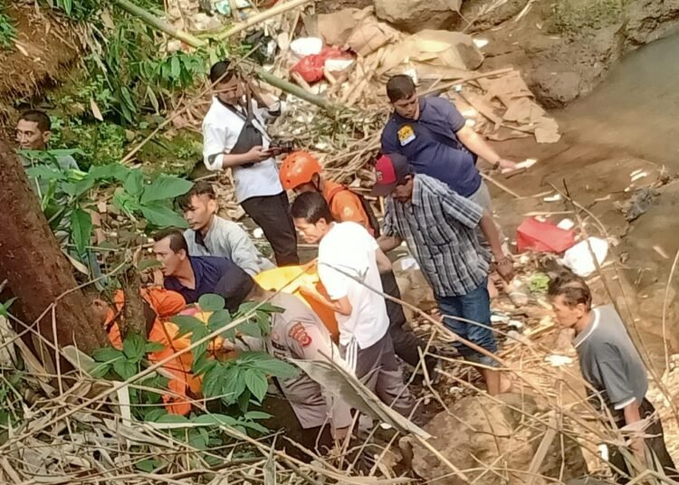 Warga Genteng Digegerkan Penemuan Mayat Laki-laki di Kali Cipaku