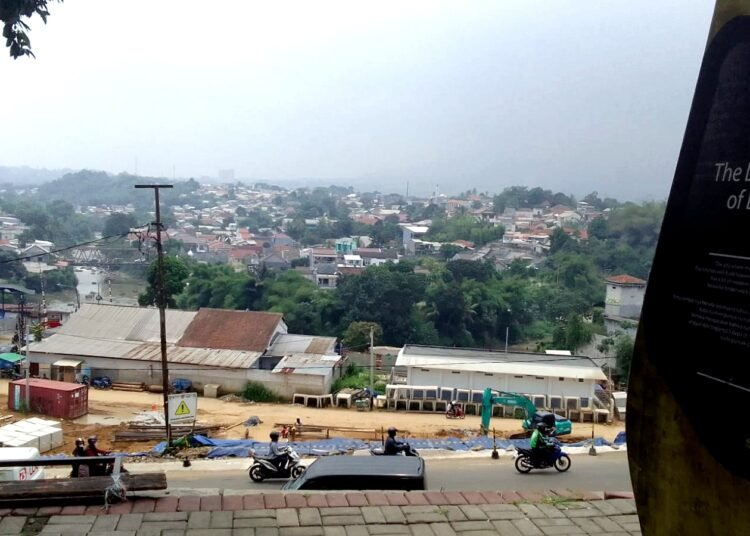 Pinggir Jalan Dekat Makam Keramat Jadi Tempat Nongkrong Anak Muda