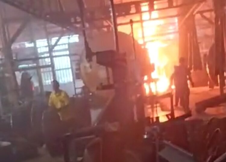 Pemanas Oli Pabrik Vulkanisir Ban di Bogor Utara Terbakar, 5 Mobil Damkar Dikerahkan