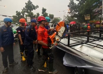 Diterjang Angin Kencang, Baliho Jumbo di Jalan Achmad Adnawijaya Roboh
