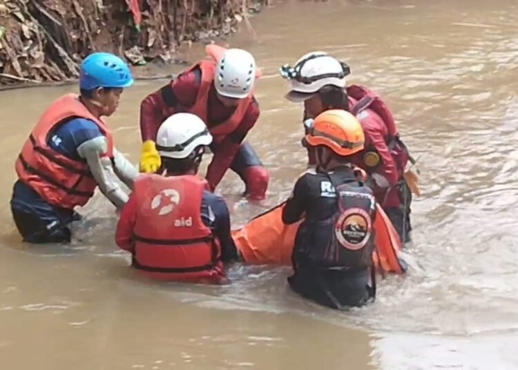 Mayat Pria Tanpa Busana Ditemukan Mengambang di Kali Ciluar