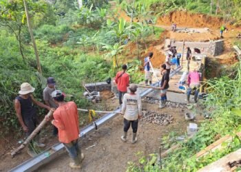 Tak Diperhatikan Pemkab, Warga Cileuksa Bangun Jembatan Pakai Material Sisa Bencana