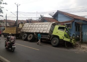 Rem Blong, Truk Hantam Halaman Rumah Warga di Leuwisadeng