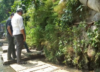 Diduga Karena Limbah, Warga Tegallega Ngeluh Bau Tak Sedap di Sungai Ciparigi